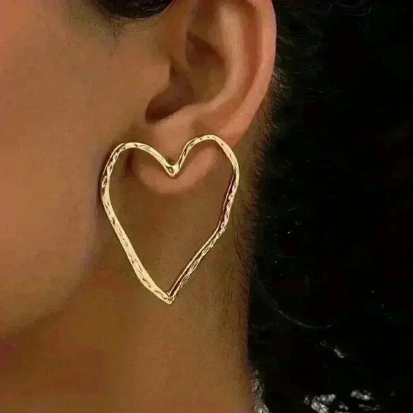 Jewelry - Hollow Heart Shaped Stud Earrings
